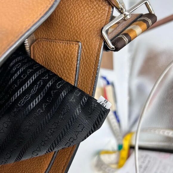 Prada Women Pre-Loved Bag Very Good Condition - Picture 8 of 9